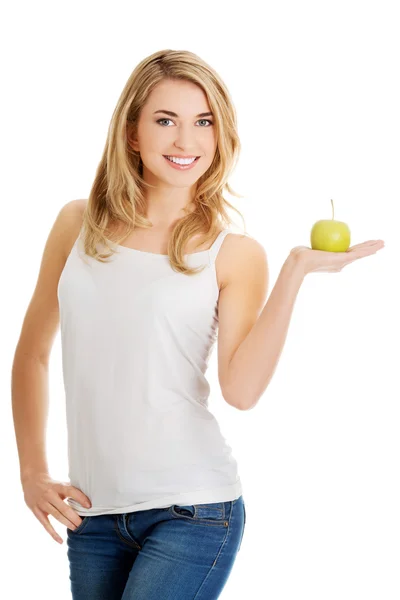 Vrouw met een groene appel — Stockfoto