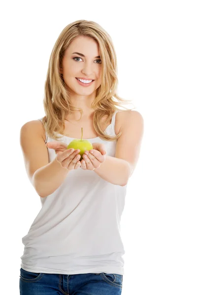 Vrouw met een groene appel — Stockfoto