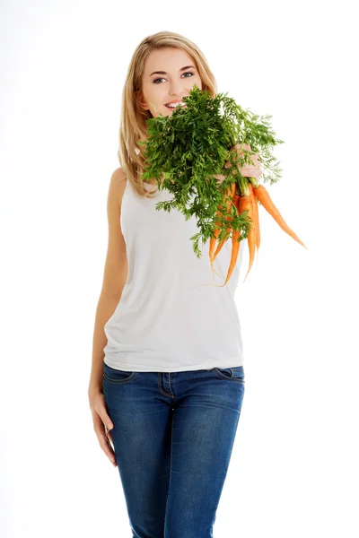 Mujer joven con las zanahorias —  Fotos de Stock