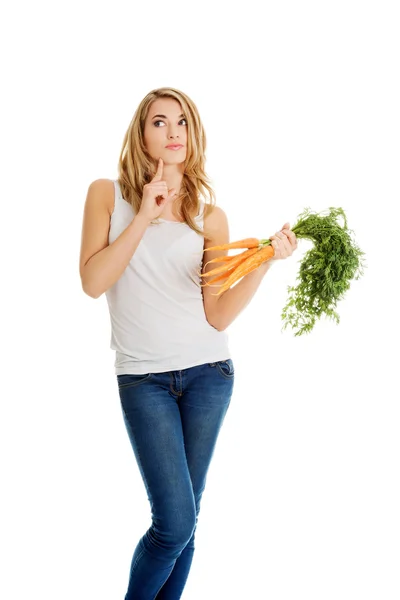 Mujer joven con las zanahorias — Foto de Stock