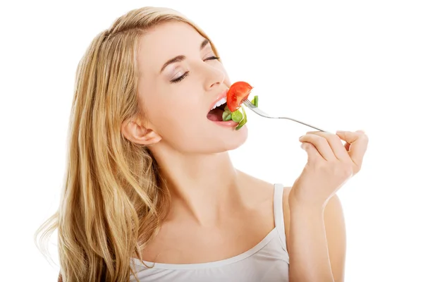 Lachende vrouw eten salat — Stockfoto