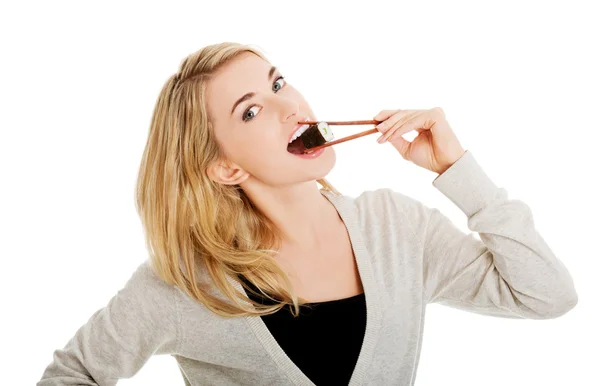 Mulher comendo sushi — Fotografia de Stock