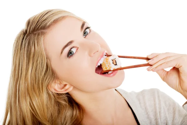吃寿司的女人 — 图库照片