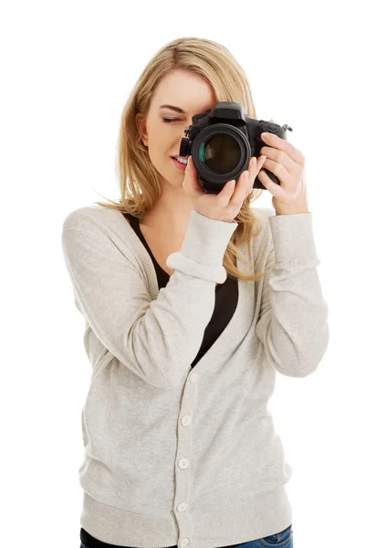 Vrouw fotograaf met dslr — Stockfoto