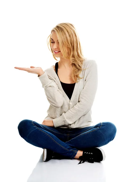 Student woman showing copyspace — Stock Photo, Image