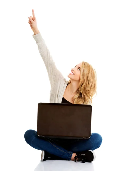 Mujer sonriente usando un portátil — Foto de Stock