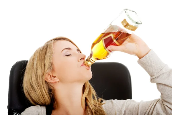 Jeune femme en dépression, buvant de l'alcool — Photo