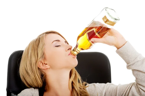 Yound woman in depression, drinking alcohol — Stock Photo, Image