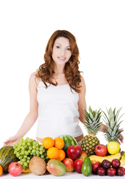 Молодая женщина с группой фруктов . — стоковое фото