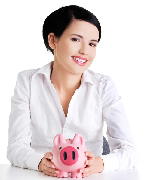 Feliz empresária segurando porquinho banco — Fotografia de Stock