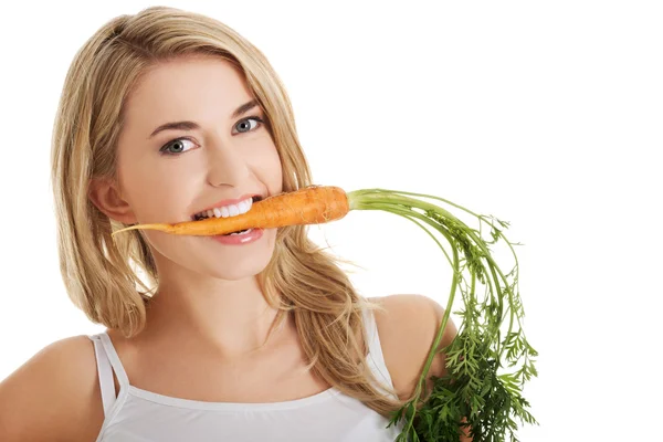 Giovane donna con le carote — Foto Stock