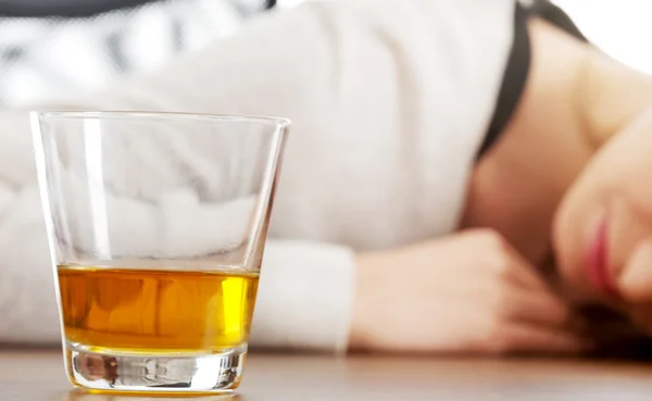 Junge Frau in Depressionen, trinkt Alkohol — Stockfoto