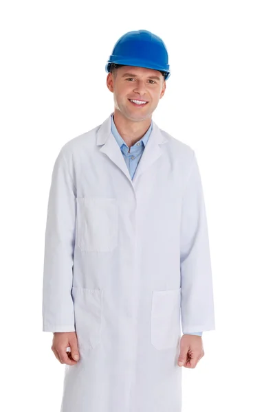 Hombre con una bata de laboratorio y casco — Foto de Stock