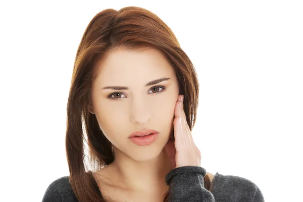 Tiener vrouw met een verschrikkelijke tand pijn. — Stockfoto