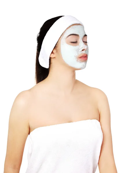 Entspannte Frau mit einer nährenden Gesichtsmaske — Stockfoto