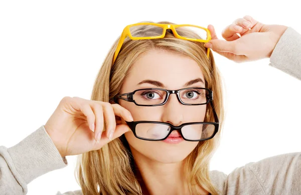 Junge Frau mit Brille lizenzfreie Stockfotos