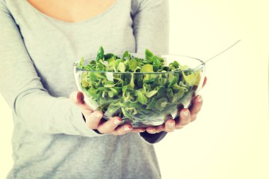 bir cam kase taze, yeşil salata.