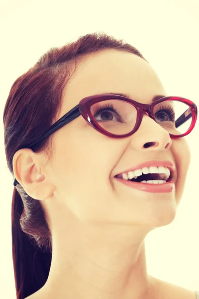 Unga vackra kvinnan tittar upp och ler. — Stockfoto