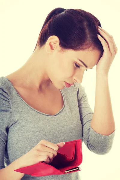 Mooie vrouw toont haar lege portemonnee. — Stockfoto