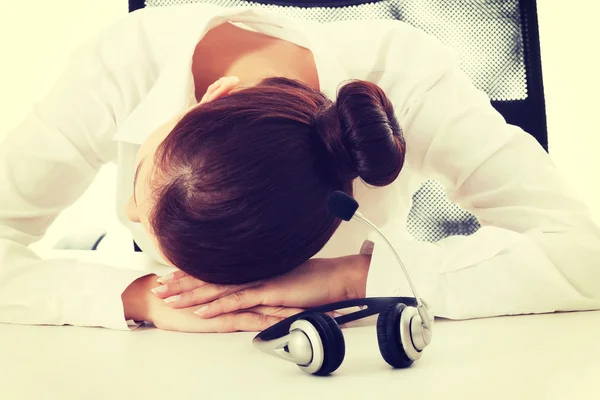Zmęczony, smutny biznes kobieta w call center. — Zdjęcie stockowe