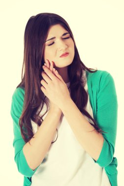 diş ağrısı olan genç bir kadın.