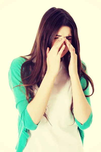 Jonge vrouw met sinus druk. — Stockfoto