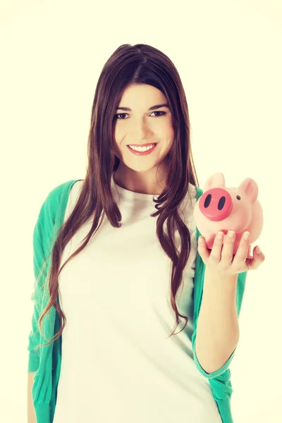 Joven mujer casual sosteniendo alcancía . — Foto de Stock