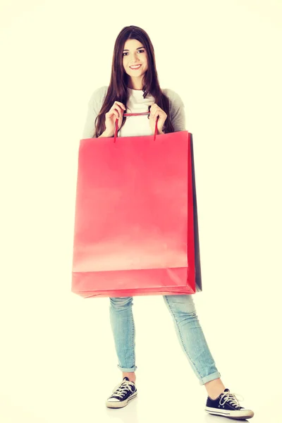 Jeune belle femme fait du shopping . — Photo