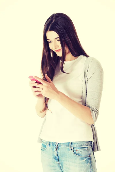 Mujer casual joven con teléfono móvil . — Foto de Stock