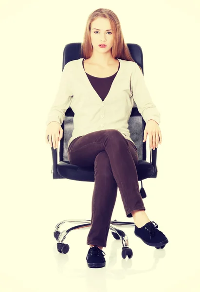 Piękny dzień kobieta siedzi na krześle. — Zdjęcie stockowe