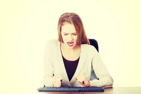 Όμορφη γυναίκα γράφοντας στο πληκτρολόγιο με το θυμό. — Φωτογραφία Αρχείου