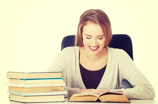 Student woman sitting by the desk with books. — Stock Photo, Image