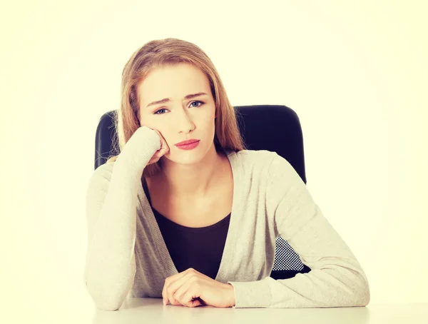 Traurige besorgte Frau sitzt am Schreibtisch. — Stockfoto