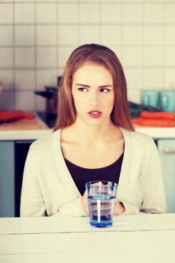 güzel beyaz bir kadın mutfakta oturmuş