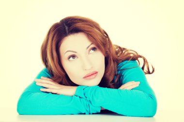 Güzel kadın kafasını ellerde olması.