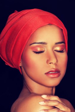 Çekici kadının kafasına Türban.