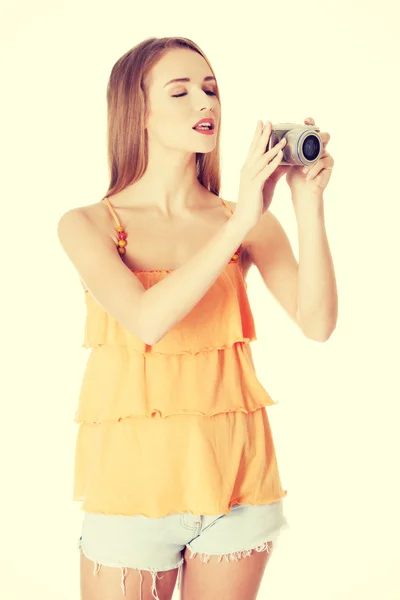 Jonge zomer vrouw is het nemen van een foto. — Stockfoto