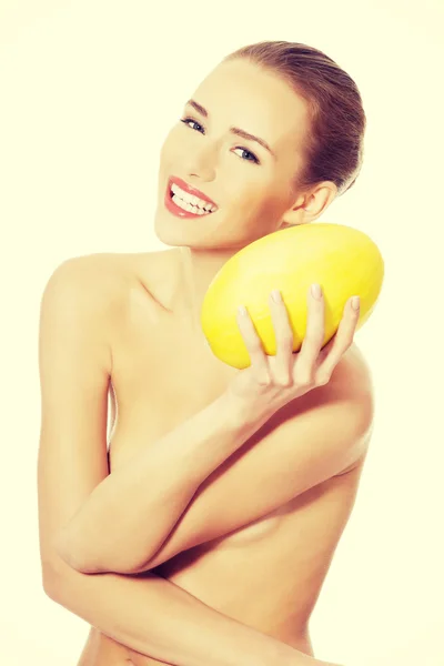 Belle femme tient melon frais jaune . — Photo