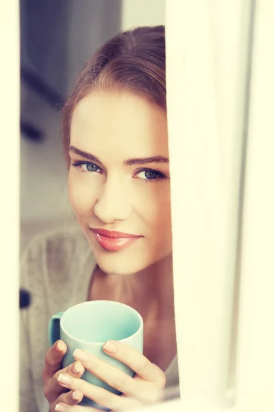 Mulher bonita bebendo café quente ou chá . — Fotografia de Stock