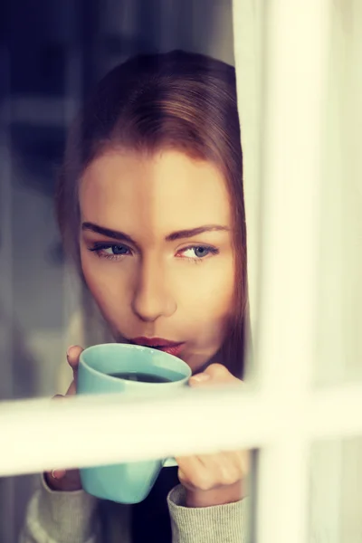Mooie vrouw drinken warme koffie of thee. — Stockfoto