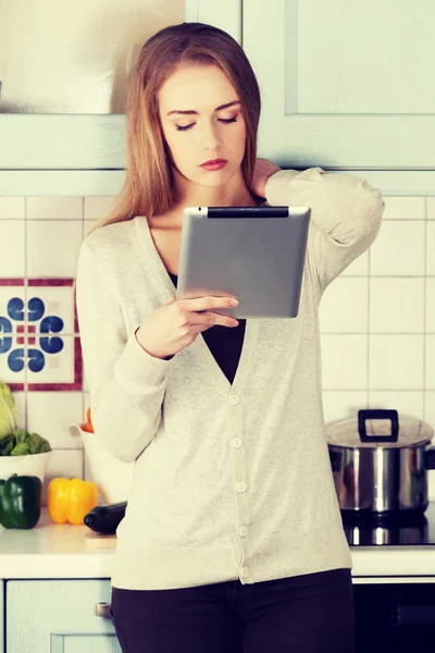 Güzel beyaz bir kadın tutarak tablet. — Stok fotoğraf