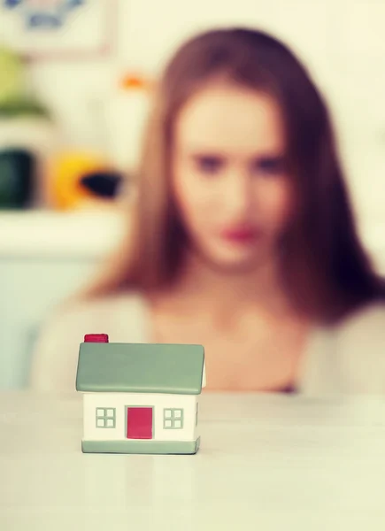 Hermosa mujer y modelo de casa pequeña . — Foto de Stock