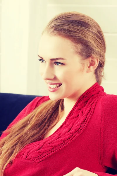 Beautiful caucasian woman sitting on a couch. — Stock Photo, Image