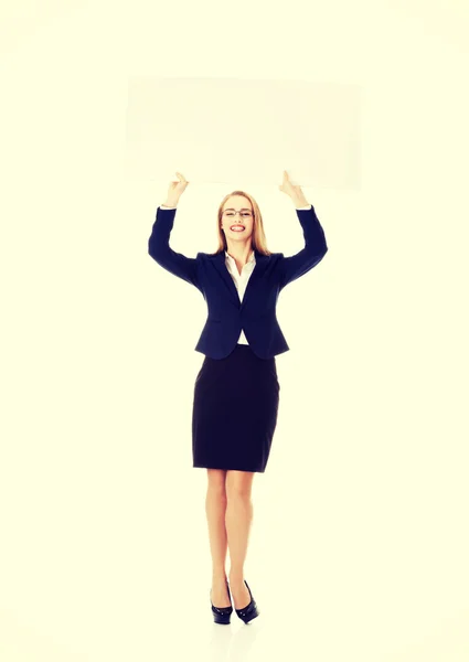 Hermosa mujer de negocios sosteniendo tablero vacío . — Foto de Stock