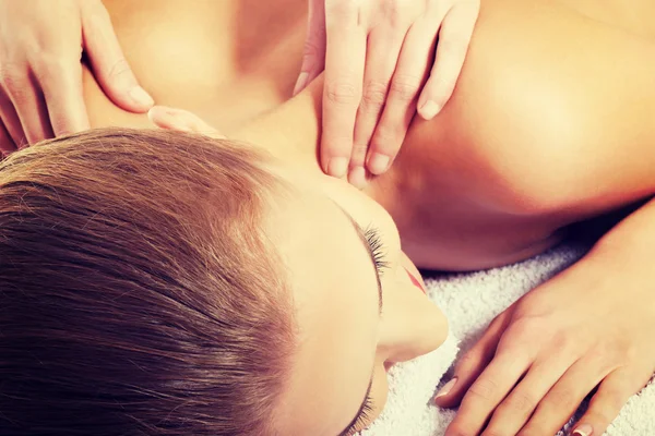 Vacker kvinna ljuger på massagebänk — Stockfoto