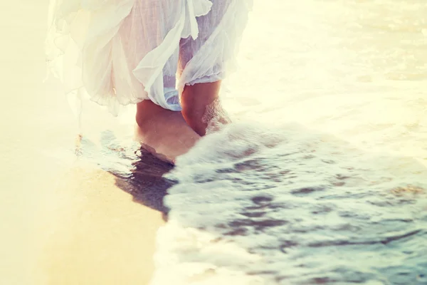 Imagen de los pies en una playa y el agua . —  Fotos de Stock