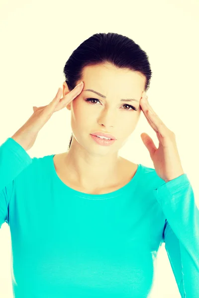 Mooie vrouw raakt haar tempels. — Stockfoto