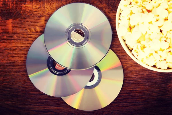 Picture of popcorn in a bowl and CDs. — Stock Photo, Image