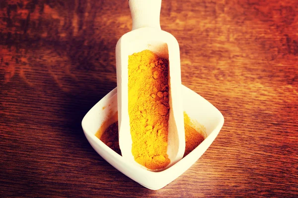 Curcuma, curry, épice jaune-orange dans un bol . — Photo