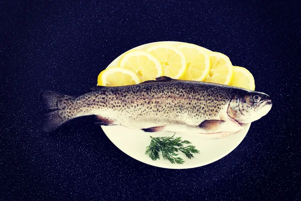 Čerstvé syrové ryby na talíři. — Stock fotografie